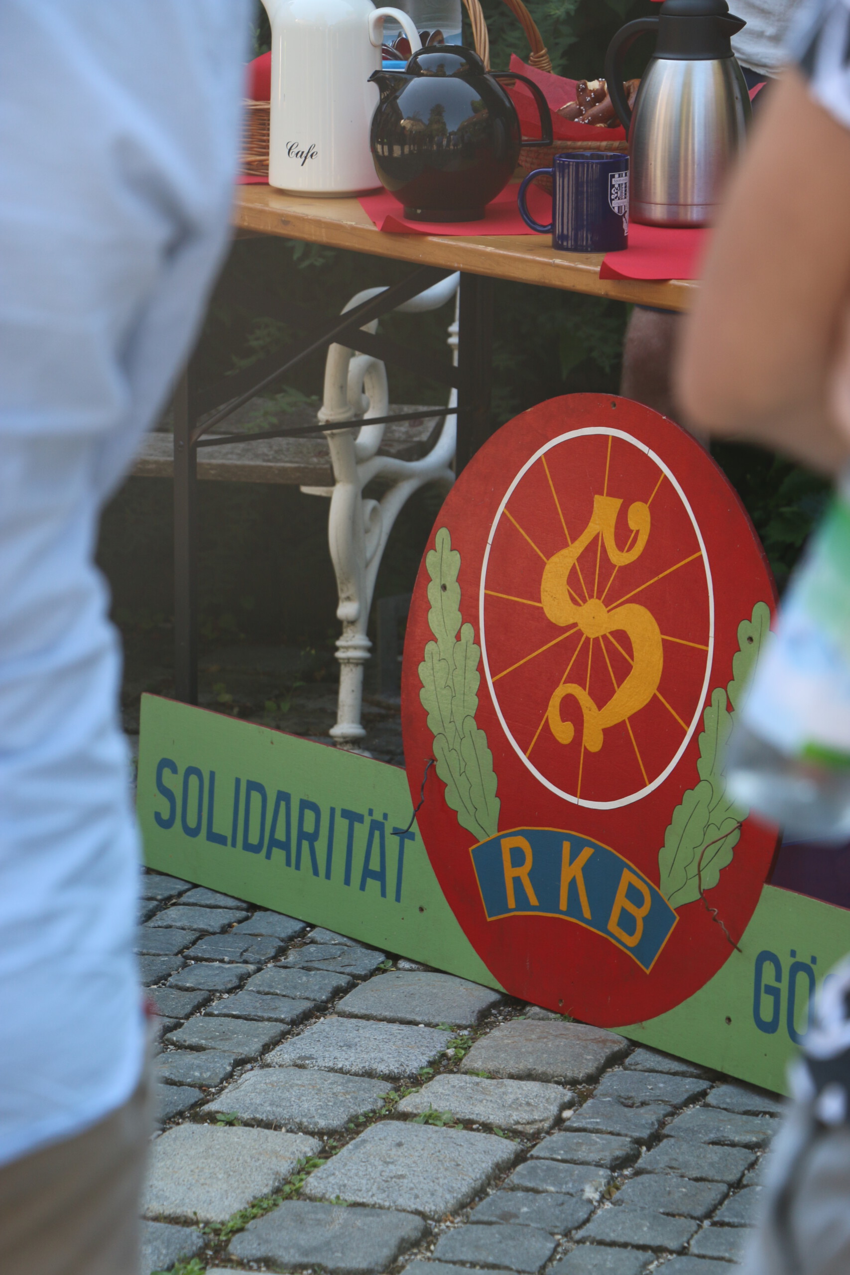 Das Wappen/Logo Solidarität RKB Göggingen in grün mit blauer Schrift und einem roten runden Symbol in der Mitte ein Rad