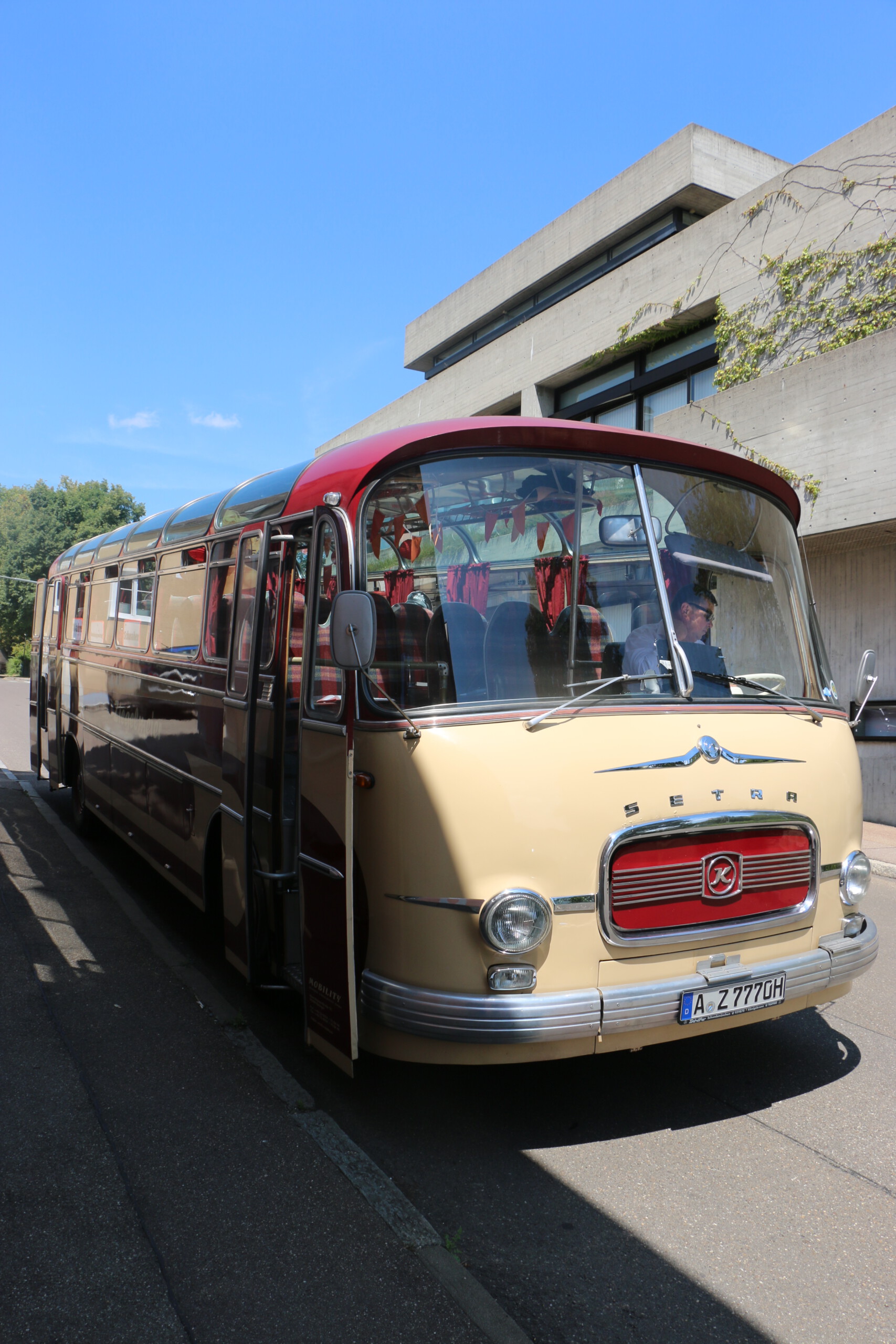 Von schräg vorne ein rot-beiger Setra-Oldtimer-Bus mit runden Lichtern und Panoramascheiben
