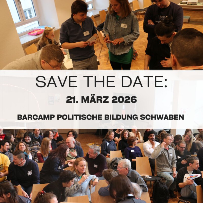 Collage aus zwei Bildern: Viele Menschen unterhalten sich in einem Saal entspannt miteinander, sie tragen alle Namensschilder. Save the Date: 21.März 2026 Barcamp Politische Bildung Schwaben
