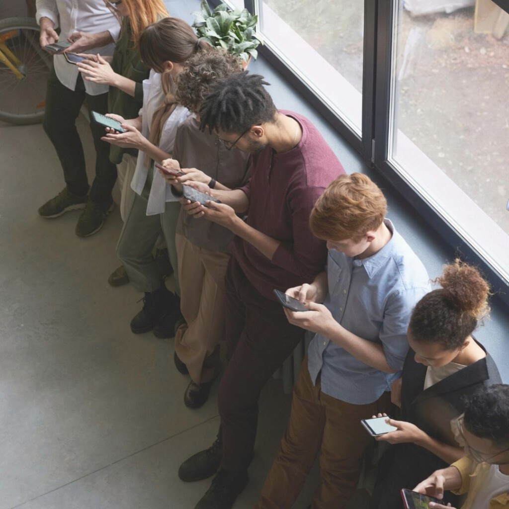 Bewusst hinschauen statt einfach weiterklicken: Gewinne Sicherheit im Umgang mit kritischer Mediennutzung und sei beim Fachtag am 17. Juni dabei!